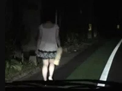 【レイプ動画】コンビニ帰りに夜道を歩く少女を人気のない山まで拉致して車内で強姦・・・
