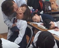 最低な教師が女子生徒たちを集団昏睡！無防備な少女たちの身体をねちっこく弄っていく！